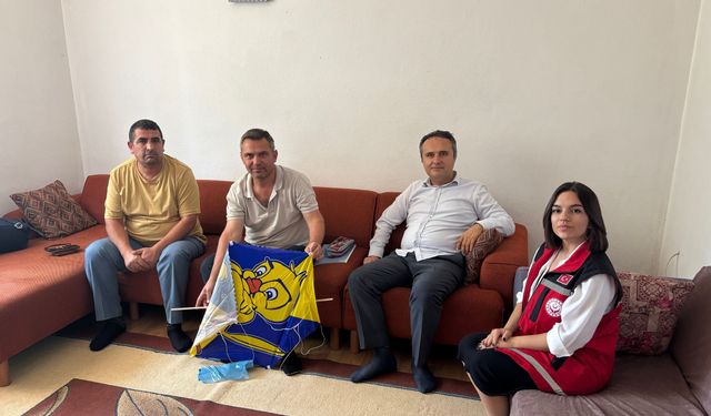 Çocuğuna uçurtma yaparken parmakları kopan babaya en anlamlı hediye