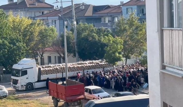 Bursa'da tonlarca patates ücretsiz dağıtıldı