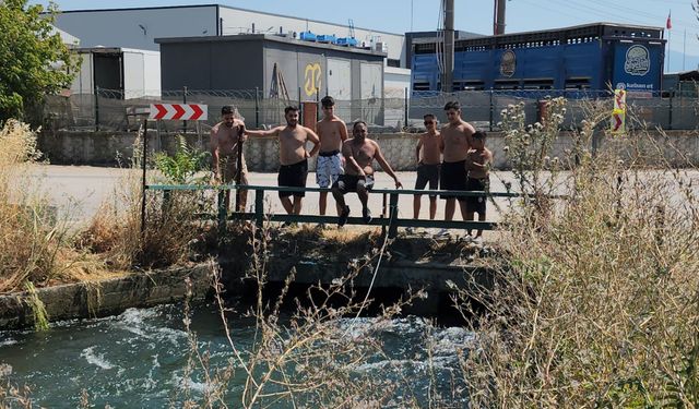 Bursa'da 40 derecede sulama kanalında serinlediler