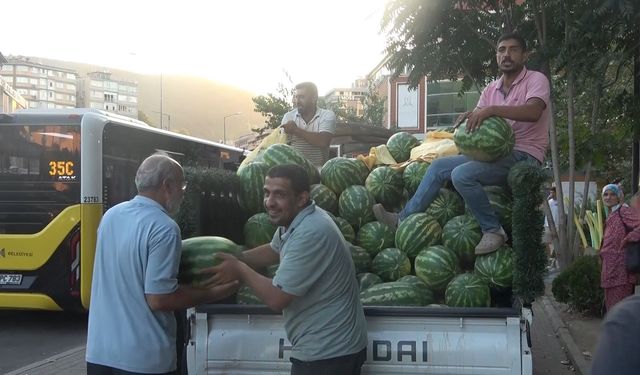 Bursa'da bir mağaza 4 kamyon karpuz dağıttı