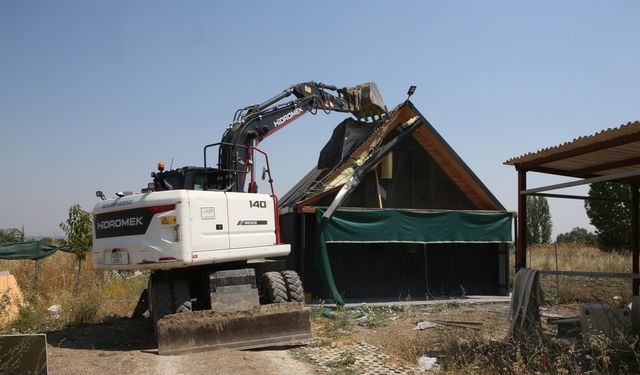 Nilüfer'de iki kaçak yapı yıkıldı