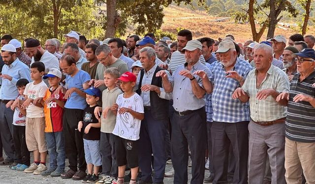 Eller yağmur ve orman yangınları için semaya açıldı