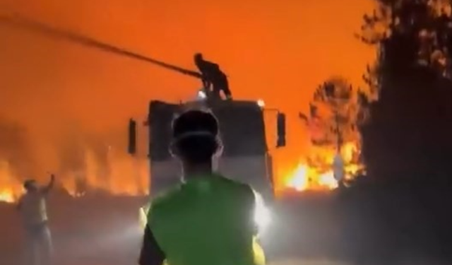 Orman yangınını söndürürken alev kapanında kaldılar