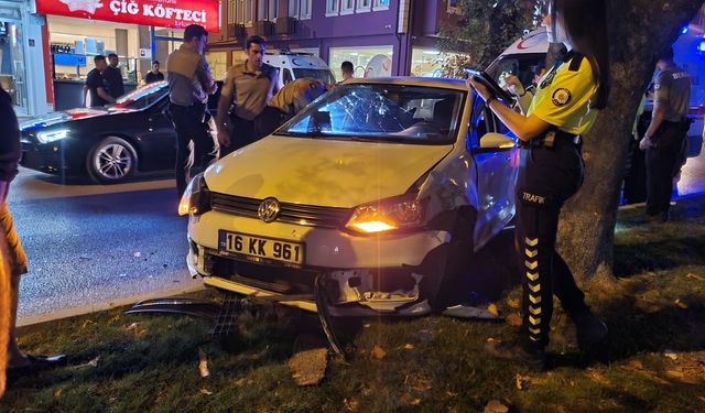 Bursa'da otomobil kamyonete çarptı, sürücüsü yaralandı