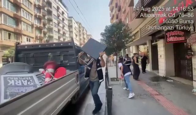 Bursa'da zabıta dakikalar içinde kaldırım ve sokakları böyle temizledi