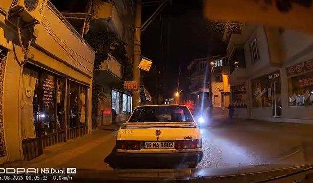 Ters yöne girdi, park halindeki araçlara çarptı... Olay yerinden böyle kaçtı