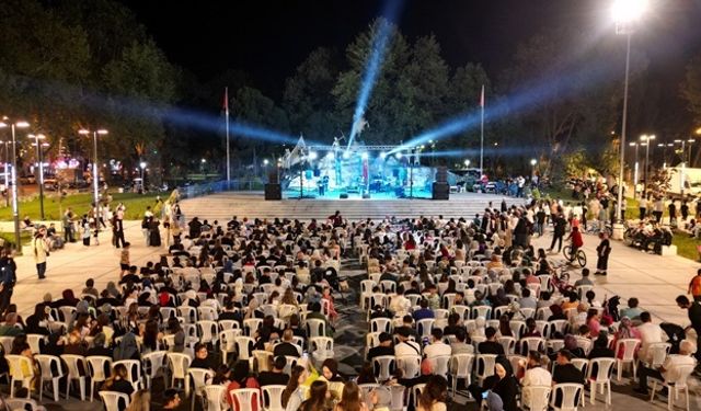 İnegöl'de yaz konserine büyük ilgi
