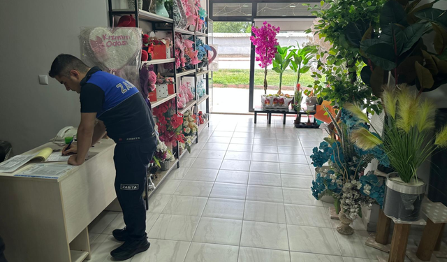 İnegöl’de zabıta çiçekçileri mercek altına aldı