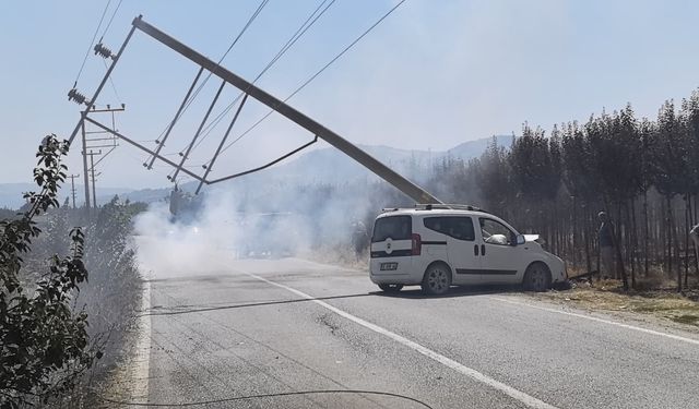 Kontrolden çıkan kamyonet elektrik direğini yerle bir etti