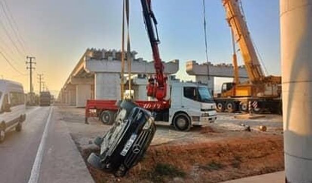Kontrolden çıkan otomobil üst geçit inşaatına düştü: 4 kişi yaralandı