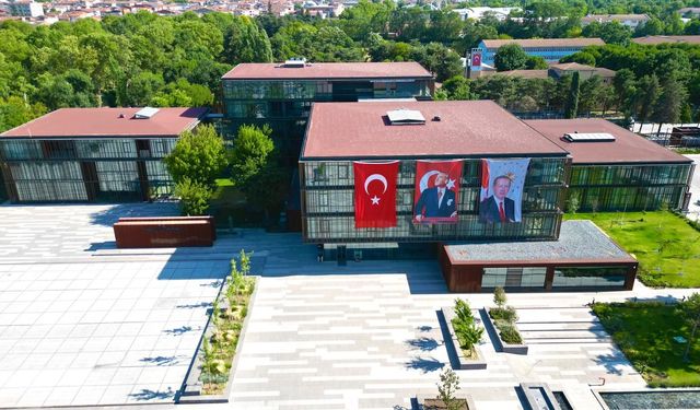 İnegöl Belediyesi'nden bin 500 öğrenciye kırtasiye yardımı