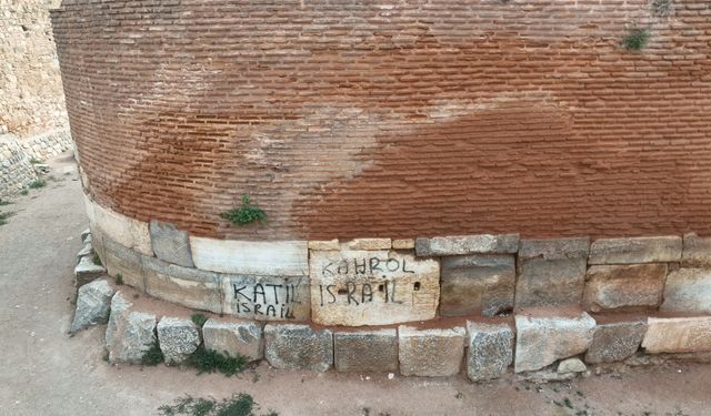 'Katil İsrail' yazısı isyan ettirdi
