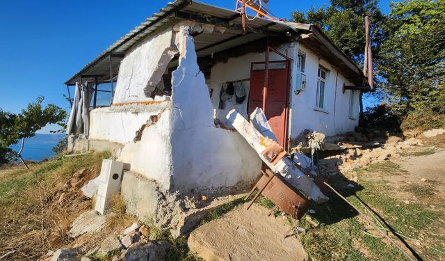 Bursa'da maden ocağı yakınında oluşan yarıklar evi ikiye böldü