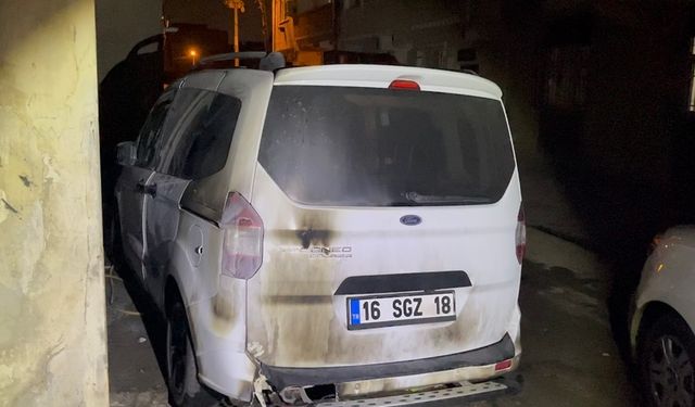 Bursa'da gece yarısı husumetlisinin aracını kundakladı