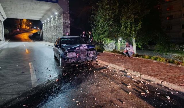 Bursa'da alkollü araç sürücüsü, elektrik direğine çarpıp olay yerinden kaçtı