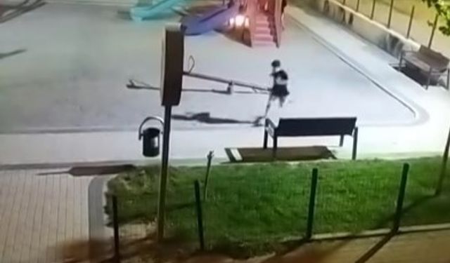 Bursa'da çocuklar oyun parkını ateşe verdi