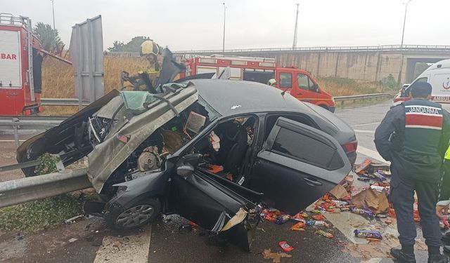 Otomobil bariyerlere saplandı; 1'i ağır 2 kişi yaralandı
