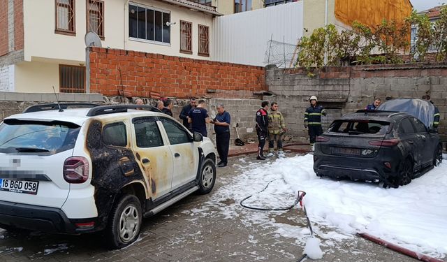 Bursa'da park halindeki araçta çıkan yangın 2 otomobile sıçradı