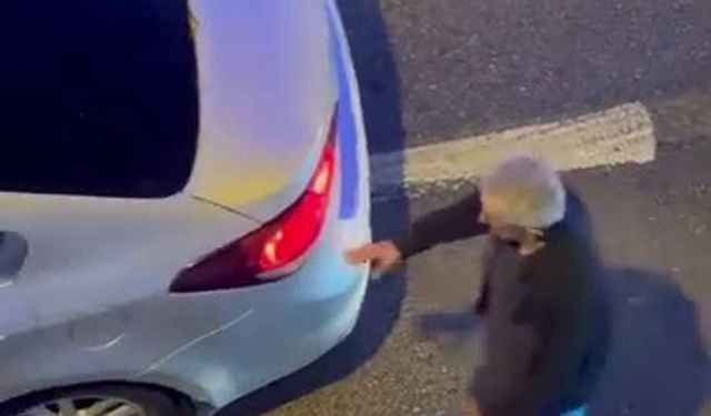 Alkollü sürücü tek şeritli yolda trafiği kesti, trafik polisi gibi davranıp devam etti