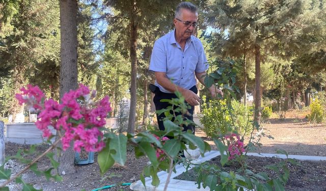 Oğlunu kaybettikten sonra ömrünü adadığı mezarlığı adeta parka dönüştürdü