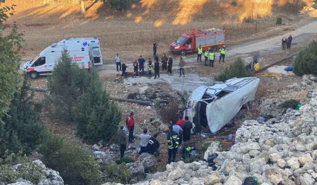 İşçi servisi devrildi: 5 ölü, 14 yaralı