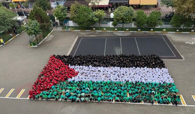 Yıldırım'da öğrencilerden Filistin'e bayraklı destek