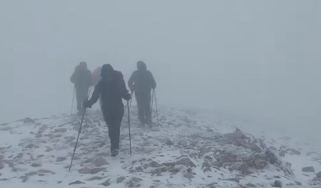 Uludağ'da yılın ilk karını zirvede kutladılar