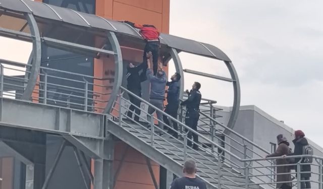 Eşini ayrılmak istediği şahıs üst geçide çıktı