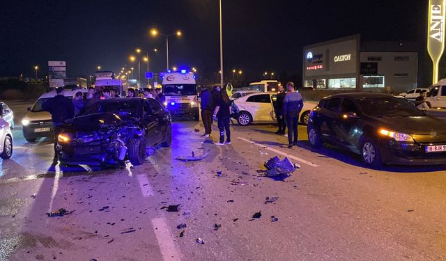 Bursa’da zincirleme kaza: 5 araç birbirine girdi, 3 kişi yaralandı