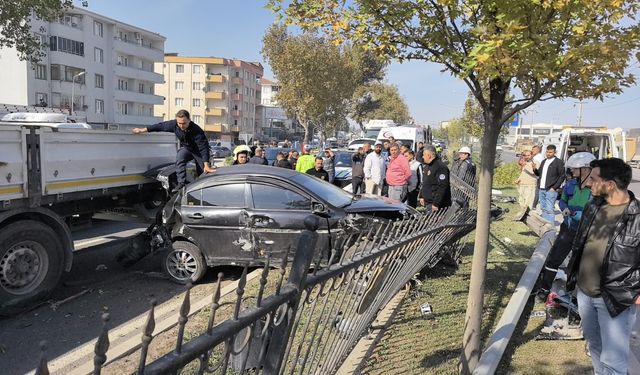 Kontrolden çıkan otomobil aydınlatma direği, ağaç ve tıra çarptı: 2 yaralı
