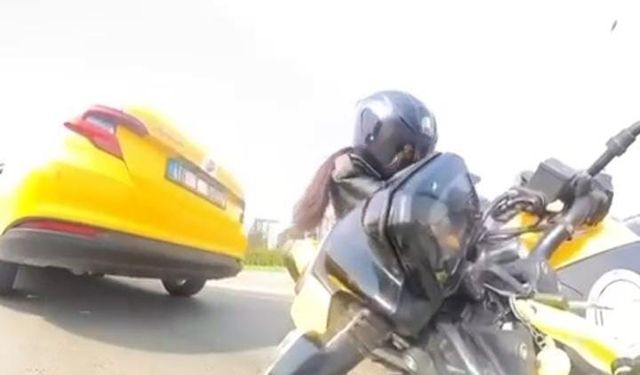 Trafiğin sıkıştığını görmeyen motosikletli, önünde duran taksiye çarptı