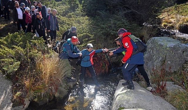 Erkan Aydın ve yüzlerce vatandaş Uludağ'da yürüdü