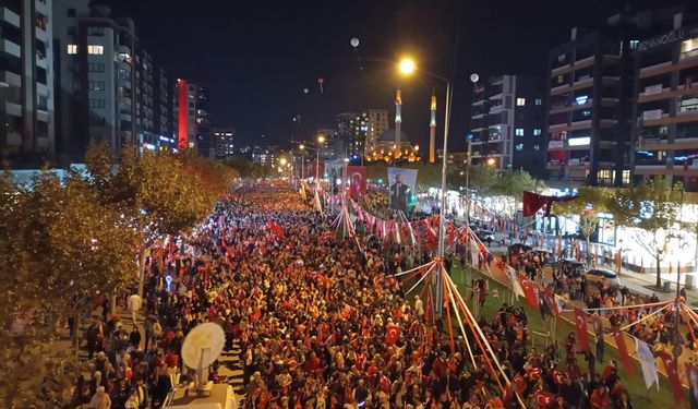 Bursa'da onbinlerce kişi Cumhuriyet coşkusuna ortak oldu
