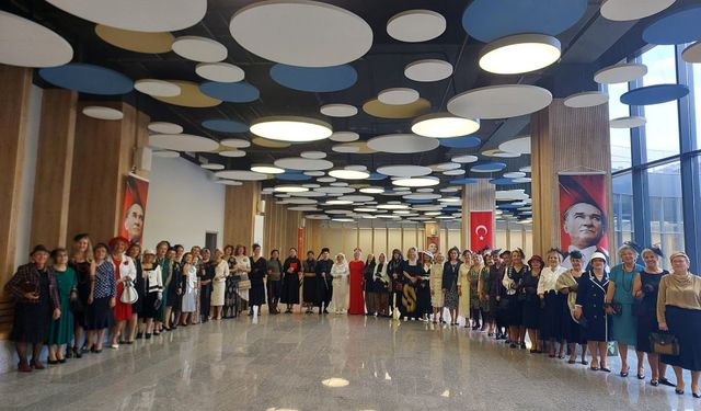 Nilüfer Kadın Korosu'ndan Cumhuriyet defilesi