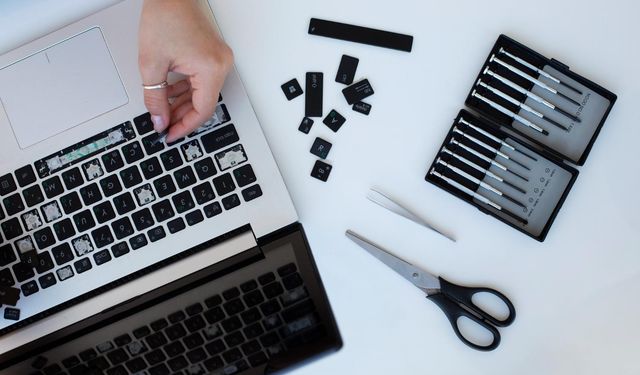 Dizüstü Bilgisayar Bakımı 101: Cihazınızın Daha Uzun Süre Çalışmasını Sağlayacak Basit Püf Noktaları