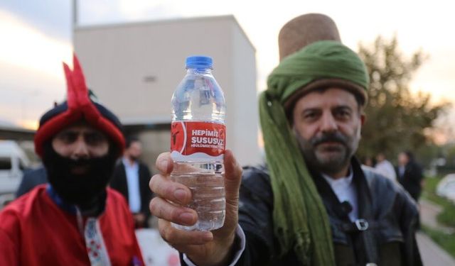 Gürsu'da Başkan Işık Evliya Çelebi oldu su dağıttı