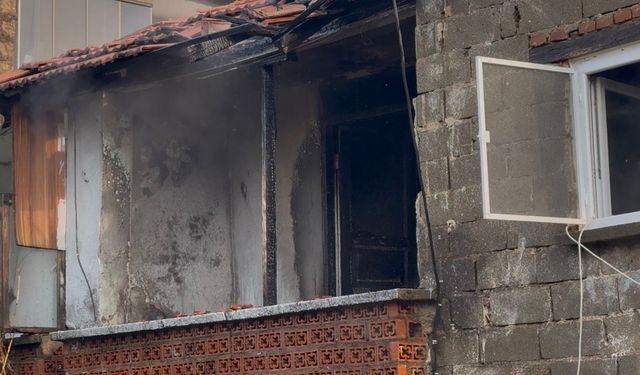 İki katlı evde yangın paniği mahalleyi sardı
