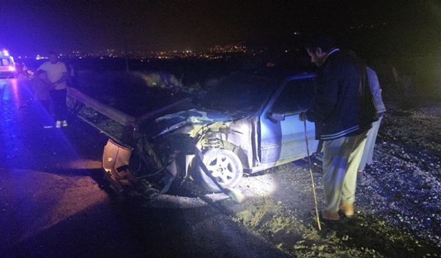 Freni boşalan otomobil yolcu otobüsüyle çarpıştı