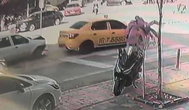 Yaya geçidinde anne ve bebeğe otomobil böyle çarptı