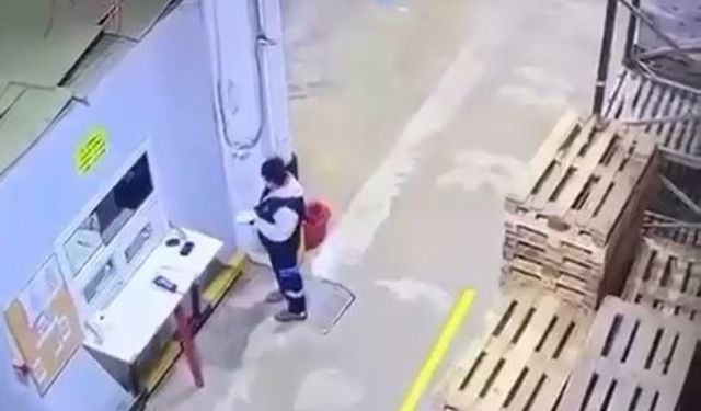 Paletlerin altında kalmaktan son anda kurtuldu