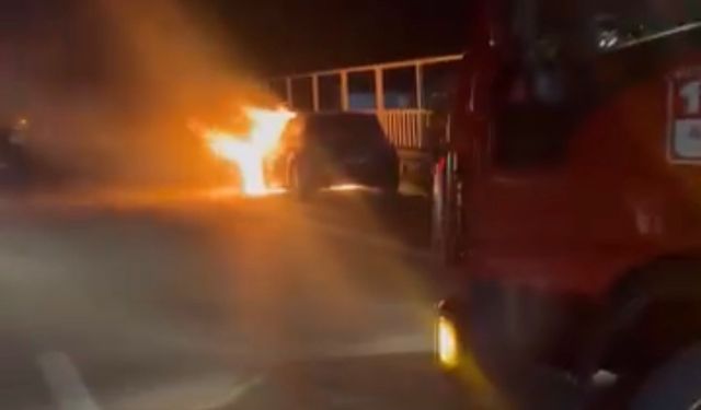 Seyir halindeki otomobil alev alev yandı