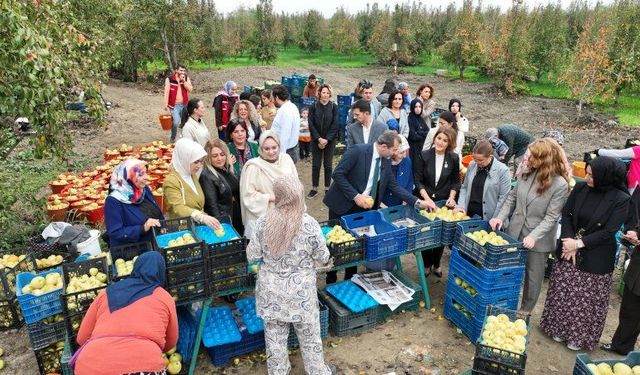 Topuklu İş Kadınları ile Şalvarlı Köylü Kadınları  Aynı Tarlada Buluştu