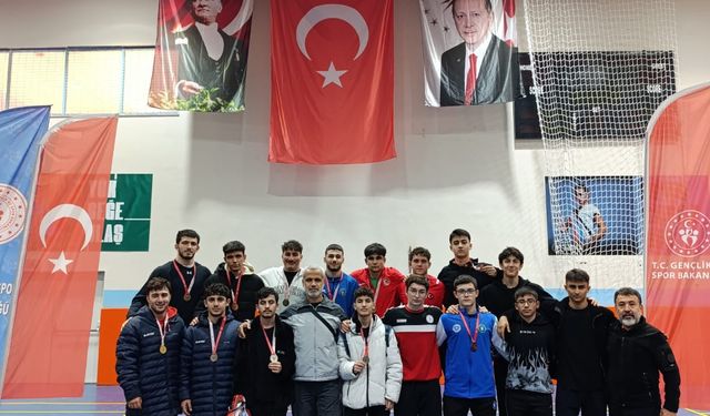 Mudanya Anadolu İmam Hatip Lisesi, güreşte zirveye oturdu