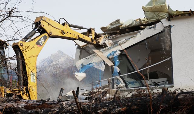 Uludağ’ın güzelliklerini mahveden yapılar yerle bir edildi