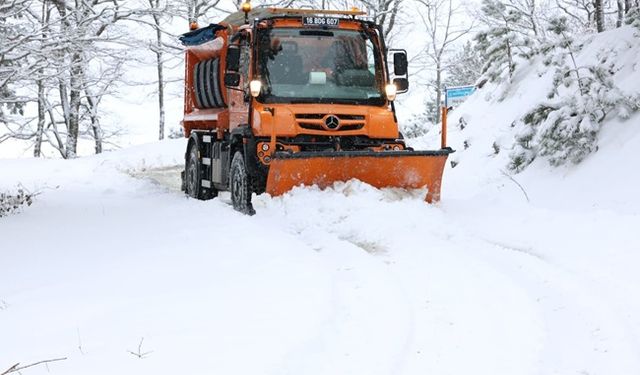 Osmangazi'de karla kapanan yollarda mesai sürüyor