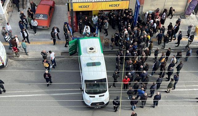 Kan donduran dehşet! Anne ve oğlunu sonra büfeciyi katletti...