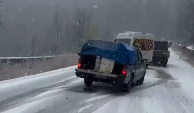 Bursa'da yoğun kar yolları kapattı