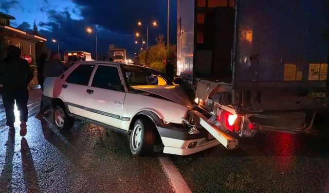 Bursa'da otomobil tıra çarptı: 1 yaralı