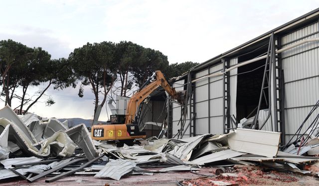 Tarım arazisine kaçak yapılan depolar yıkıldı