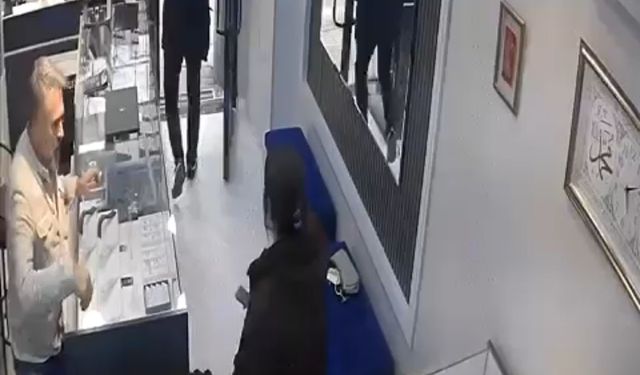 Bursa'da kamera şakası gibi soygun girişimi kamerada